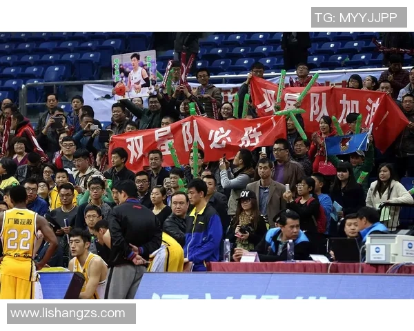 足球宝贝与球星同乘公交车引发球迷热议震动网络