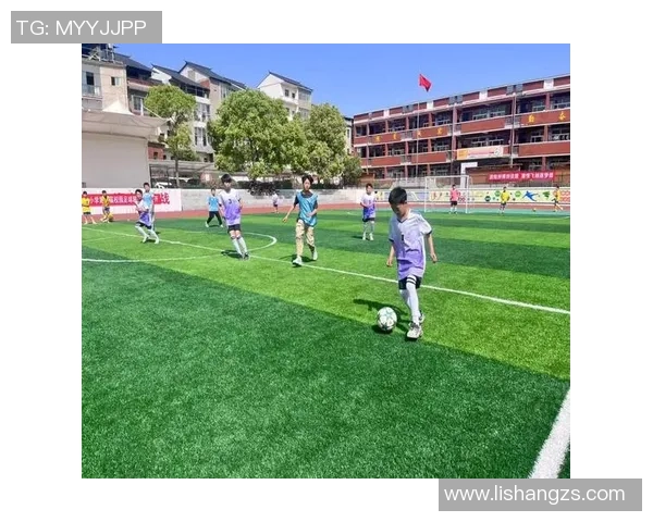 长发小孩足球球星展现绿茵风采梦想与激情点燃未来